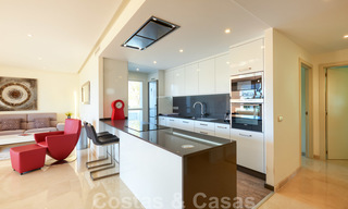 Appartement d'angle contemporain à vendre dans un développement résidentiel exclusif avec lagune privée, Casares, Costa del Sol 23607 