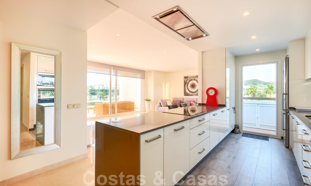Appartement d'angle contemporain à vendre dans un développement résidentiel exclusif avec lagune privée, Casares, Costa del Sol 23609