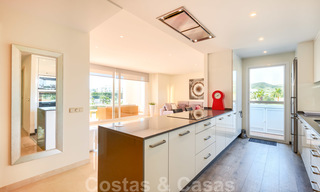 Appartement d'angle contemporain à vendre dans un développement résidentiel exclusif avec lagune privée, Casares, Costa del Sol 23609 