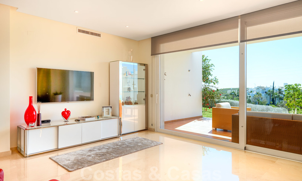 Appartement d'angle contemporain à vendre dans un développement résidentiel exclusif avec lagune privée, Casares, Costa del Sol 23610