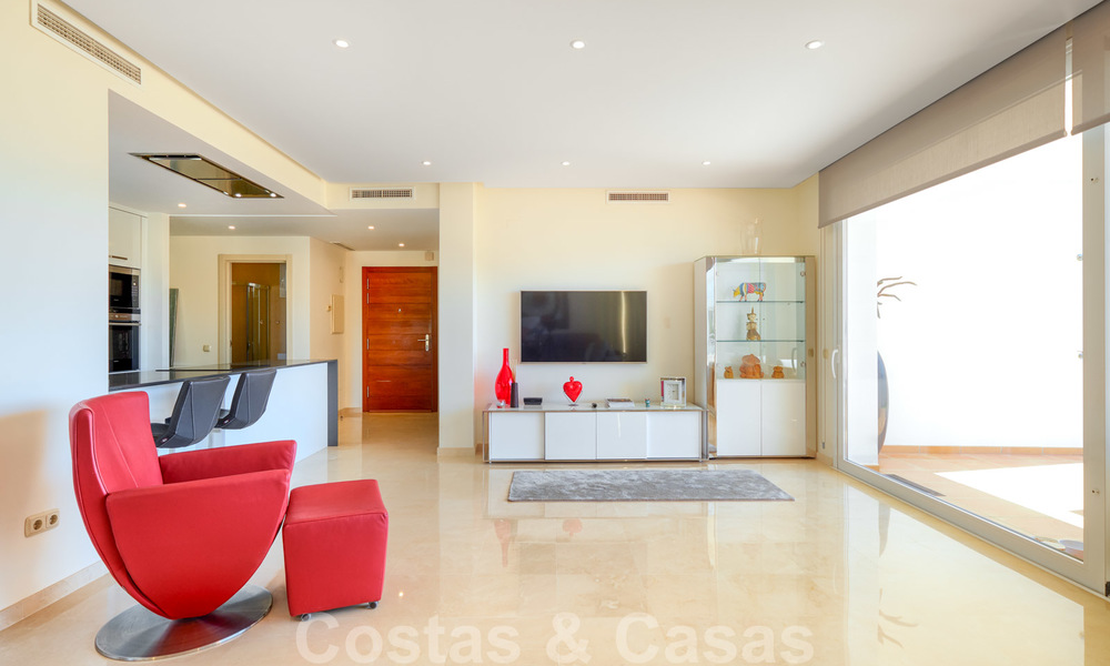 Appartement d'angle contemporain à vendre dans un développement résidentiel exclusif avec lagune privée, Casares, Costa del Sol 23611