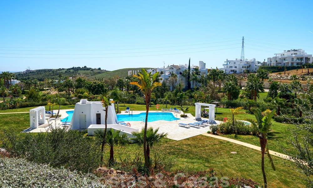 Appartement d'angle contemporain à vendre dans un développement résidentiel exclusif avec lagune privée, Casares, Costa del Sol 23617