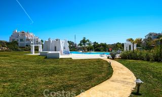 Appartement d'angle contemporain à vendre dans un développement résidentiel exclusif avec lagune privée, Casares, Costa del Sol 23618 