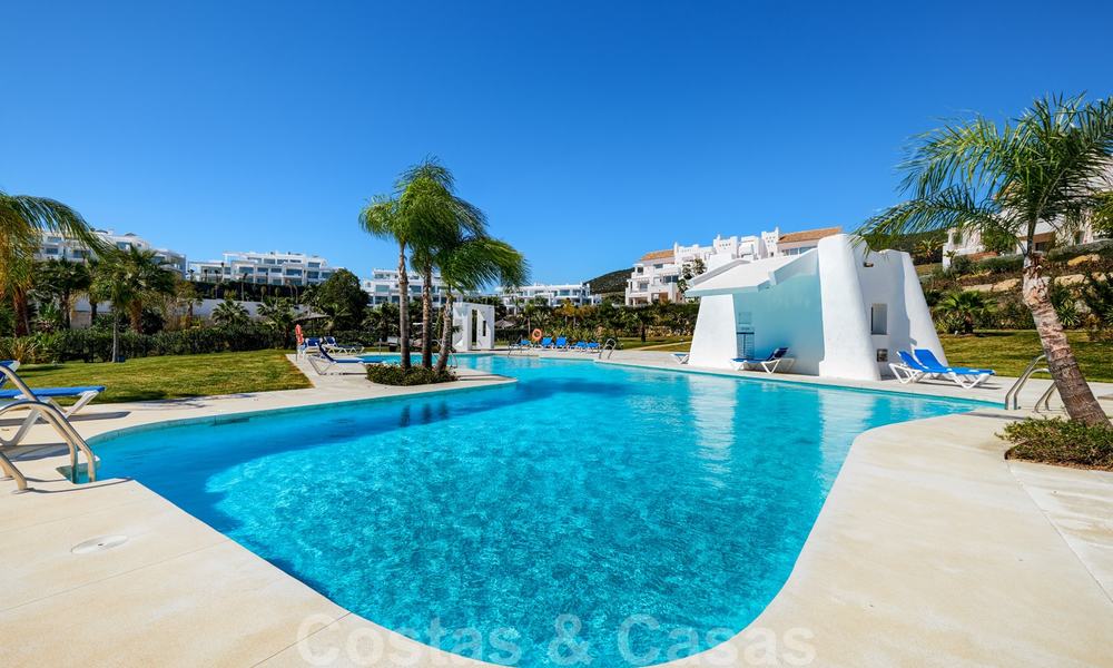 Appartement d'angle contemporain à vendre dans un développement résidentiel exclusif avec lagune privée, Casares, Costa del Sol 23621