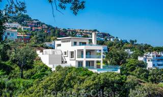 Villa moderne de luxe à vendre avec vue panoramique sur la montagne et la mer dans les collines tranquilles de l'est de Marbella 23640 