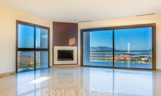 Villa moderne de luxe à vendre avec vue panoramique sur la montagne et la mer dans les collines tranquilles de l'est de Marbella 23641 
