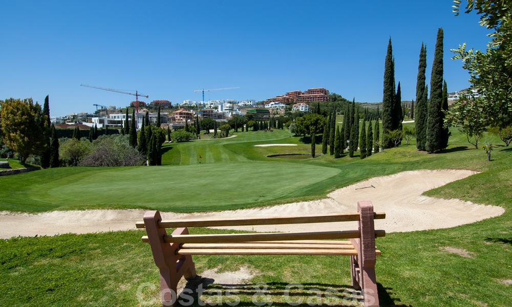 Appartements de luxe à vendre avec vue imprenable sur le golf et la mer à Marbella - Benahavis 23990