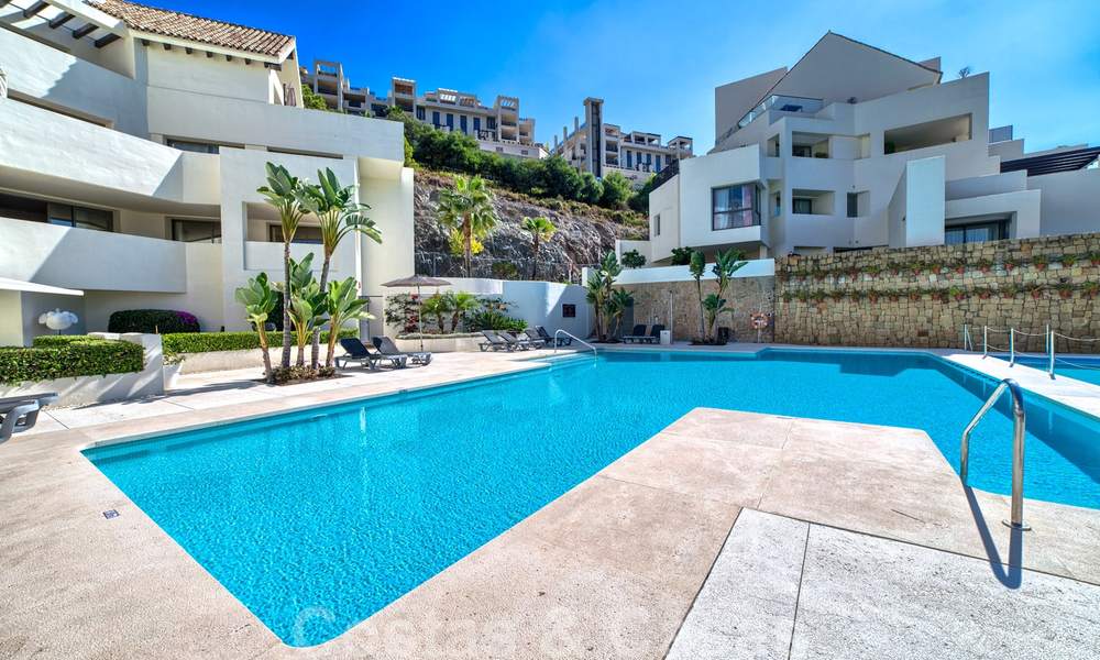 Appartements modernes de luxe en première ligne de golf avec vue imprenable sur le golf et la mer à vendre à Marbella - Benahavis 24062