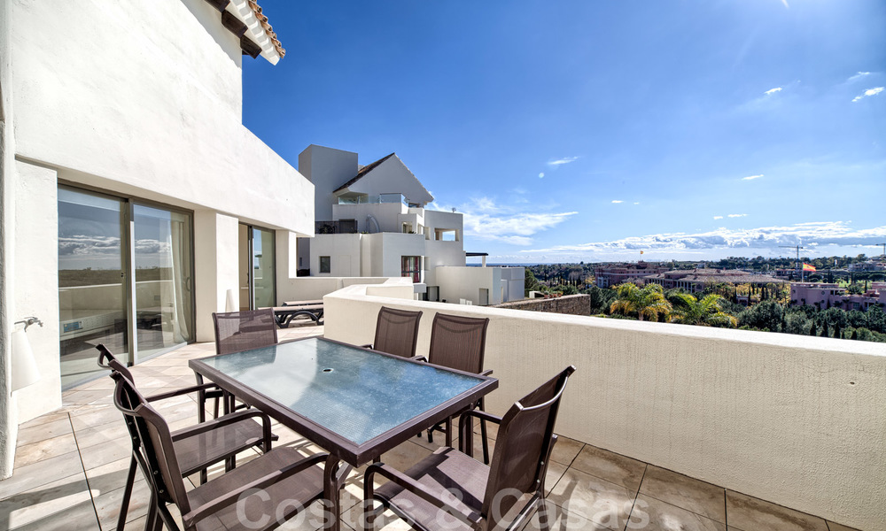 Appartements modernes de luxe en première ligne de golf avec vue imprenable sur le golf et la mer à vendre à Marbella - Benahavis 24075