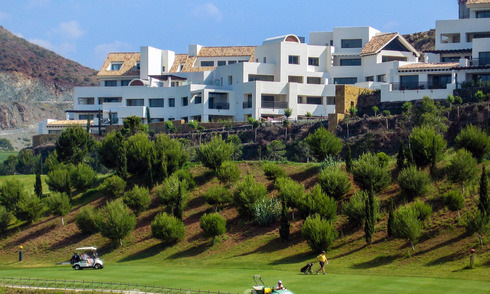 Appartements modernes de luxe en première ligne de golf avec vue imprenable sur le golf et la mer à vendre à Marbella - Benahavis 24087