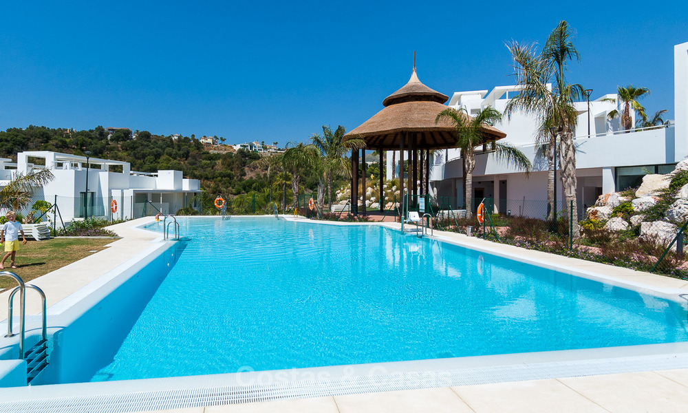 En vente à Atalaya Hills : Appartements de style moderne avec vue sur le golf et la mer à Benahavis - Marbella 24225