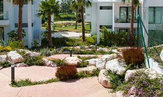 En vente à Atalaya Hills : Appartements de style moderne avec vue sur le golf et la mer à Benahavis - Marbella 24228 