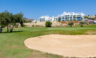 En vente à Atalaya Hills : Appartements de style moderne avec vue sur le golf et la mer à Benahavis - Marbella 24233 