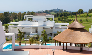 En vente à Atalaya Hills : Appartements de style moderne avec vue sur le golf et la mer à Benahavis - Marbella 24234 