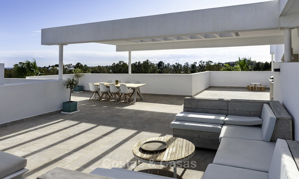En vente à Atalaya Hills : Appartements de style moderne avec vue sur le golf et la mer à Benahavis - Marbella 24240
