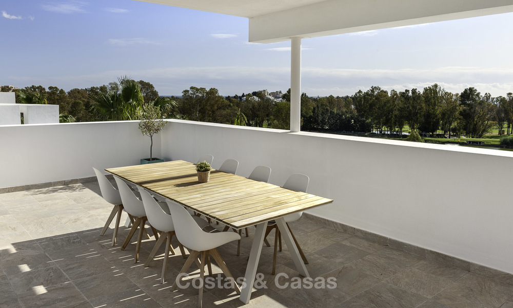 En vente à Atalaya Hills : Appartements de style moderne avec vue sur le golf et la mer à Benahavis - Marbella 24245