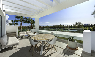 En vente à Atalaya Hills : Appartements de style moderne avec vue sur le golf et la mer à Benahavis - Marbella 24248 