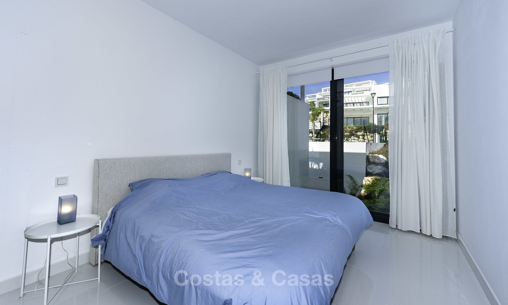 En vente à Atalaya Hills : Appartements de style moderne avec vue sur le golf et la mer à Benahavis - Marbella 24250