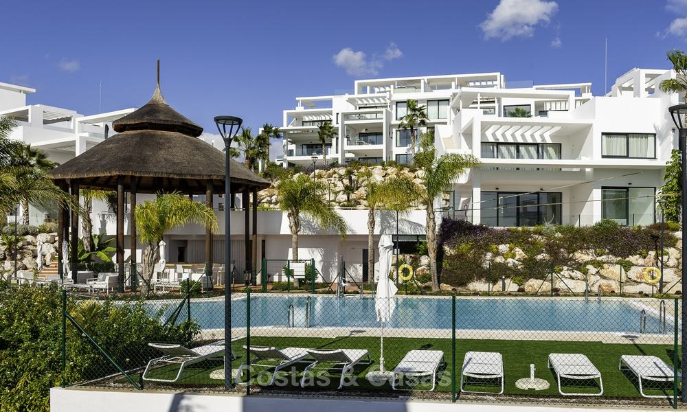 En vente à Atalaya Hills : Appartements de style moderne avec vue sur le golf et la mer à Benahavis - Marbella 24257