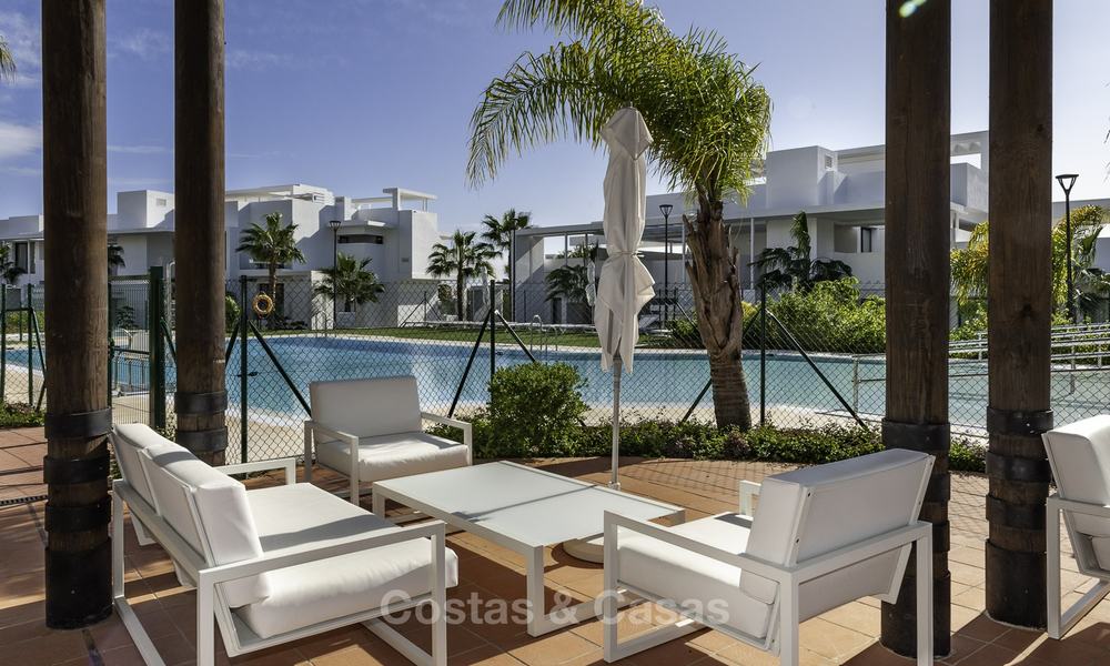 En vente à Atalaya Hills : Appartements de style moderne avec vue sur le golf et la mer à Benahavis - Marbella 24258