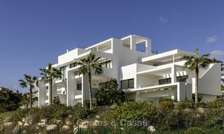 En vente à Atalaya Hills : Appartements de style moderne avec vue sur le golf et la mer à Benahavis - Marbella 24260 