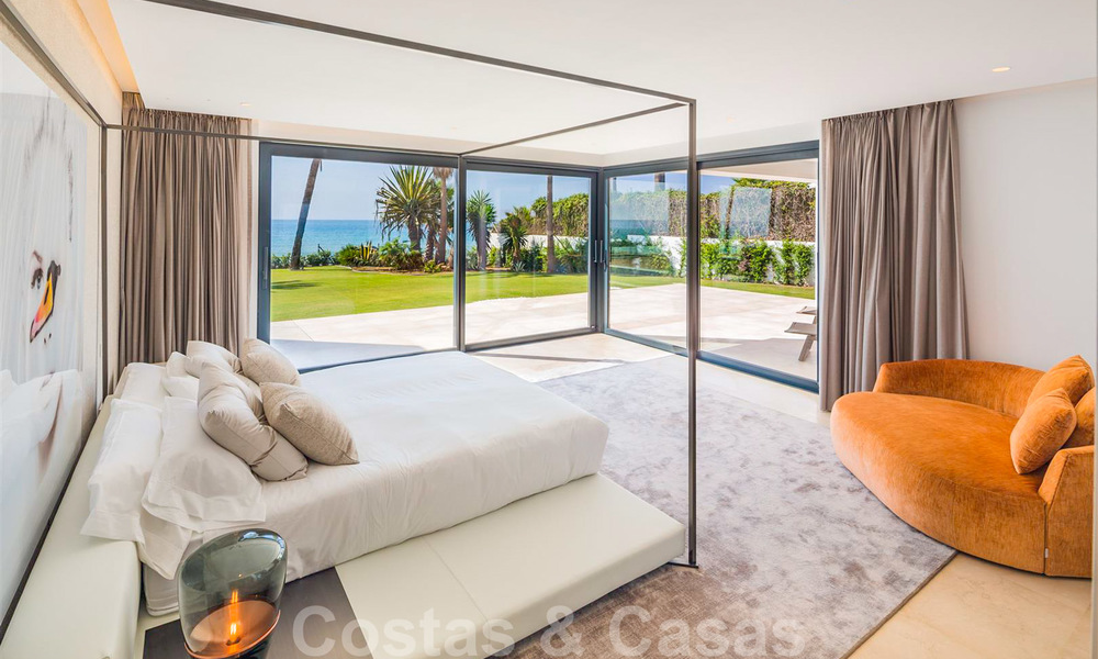 Villa moderne et exclusive de première ligne de plage à vendre avec vue panoramique sur la mer sur le New Golden Mile, entre Marbella et Estepona. De retour sur le marché ! 24262