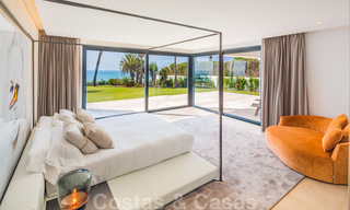 Villa moderne et exclusive de première ligne de plage à vendre avec vue panoramique sur la mer sur le New Golden Mile, entre Marbella et Estepona. De retour sur le marché ! 24262 