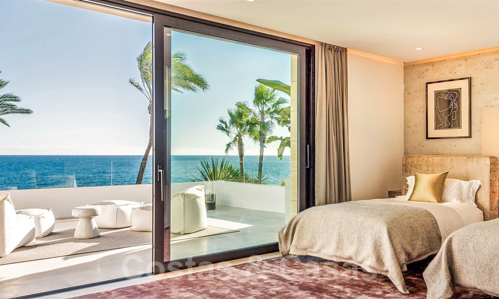 Villa moderne et exclusive de première ligne de plage à vendre avec vue panoramique sur la mer sur le New Golden Mile, entre Marbella et Estepona. De retour sur le marché ! 24266