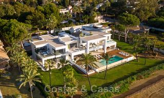Villa moderne et exclusive de première ligne de plage à vendre avec vue panoramique sur la mer sur le New Golden Mile, entre Marbella et Estepona. De retour sur le marché ! 24267 