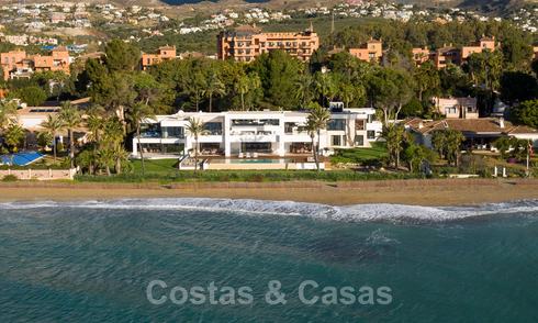 Villa moderne et exclusive de première ligne de plage à vendre avec vue panoramique sur la mer sur le New Golden Mile, entre Marbella et Estepona. De retour sur le marché ! 24269