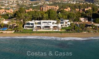 Villa moderne et exclusive de première ligne de plage à vendre avec vue panoramique sur la mer sur le New Golden Mile, entre Marbella et Estepona. De retour sur le marché ! 24269 