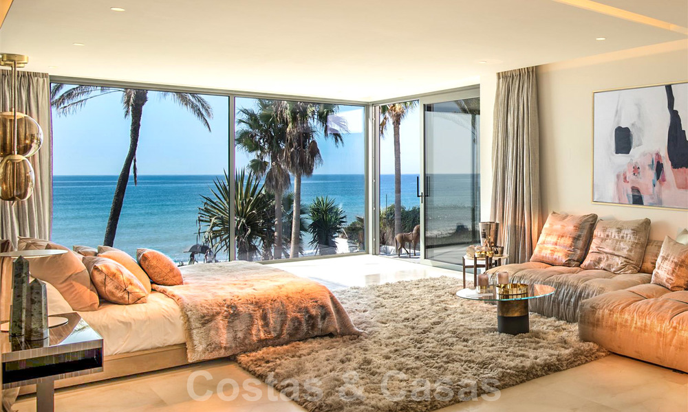 Villa moderne et exclusive de première ligne de plage à vendre avec vue panoramique sur la mer sur le New Golden Mile, entre Marbella et Estepona. De retour sur le marché ! 24271
