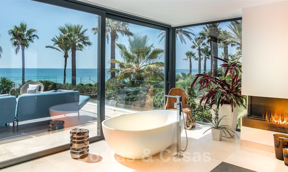 Villa moderne et exclusive de première ligne de plage à vendre avec vue panoramique sur la mer sur le New Golden Mile, entre Marbella et Estepona. De retour sur le marché ! 24272