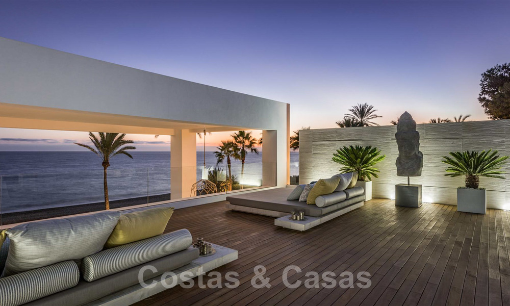 Villa moderne et exclusive de première ligne de plage à vendre avec vue panoramique sur la mer sur le New Golden Mile, entre Marbella et Estepona. De retour sur le marché ! 24274