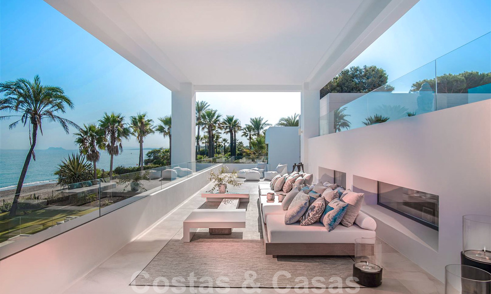 Villa moderne et exclusive de première ligne de plage à vendre avec vue panoramique sur la mer sur le New Golden Mile, entre Marbella et Estepona. De retour sur le marché ! 24275