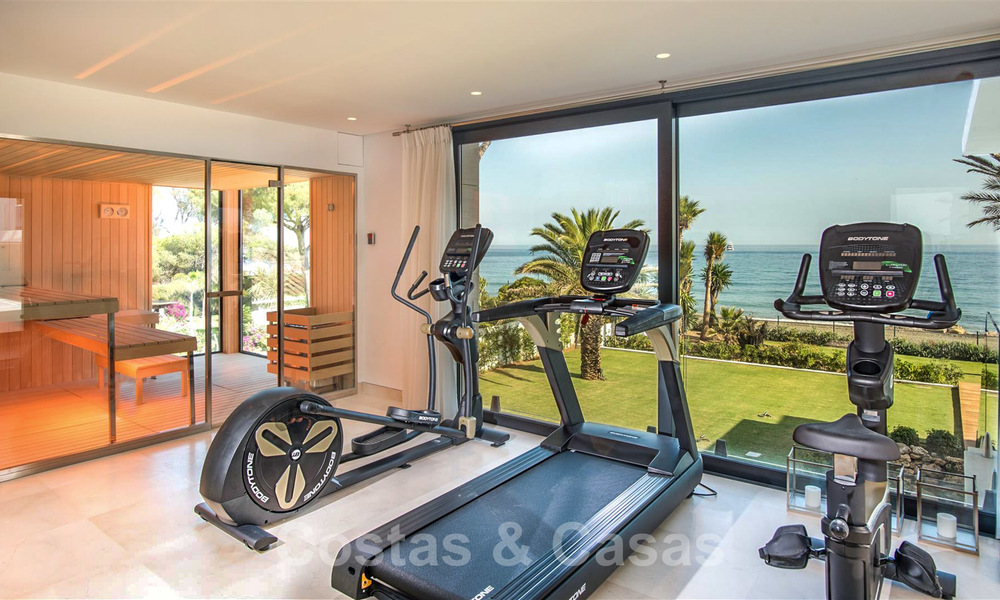 Villa moderne et exclusive de première ligne de plage à vendre avec vue panoramique sur la mer sur le New Golden Mile, entre Marbella et Estepona. De retour sur le marché ! 24279