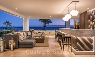Villa moderne et exclusive de première ligne de plage à vendre avec vue panoramique sur la mer sur le New Golden Mile, entre Marbella et Estepona. De retour sur le marché ! 24280 