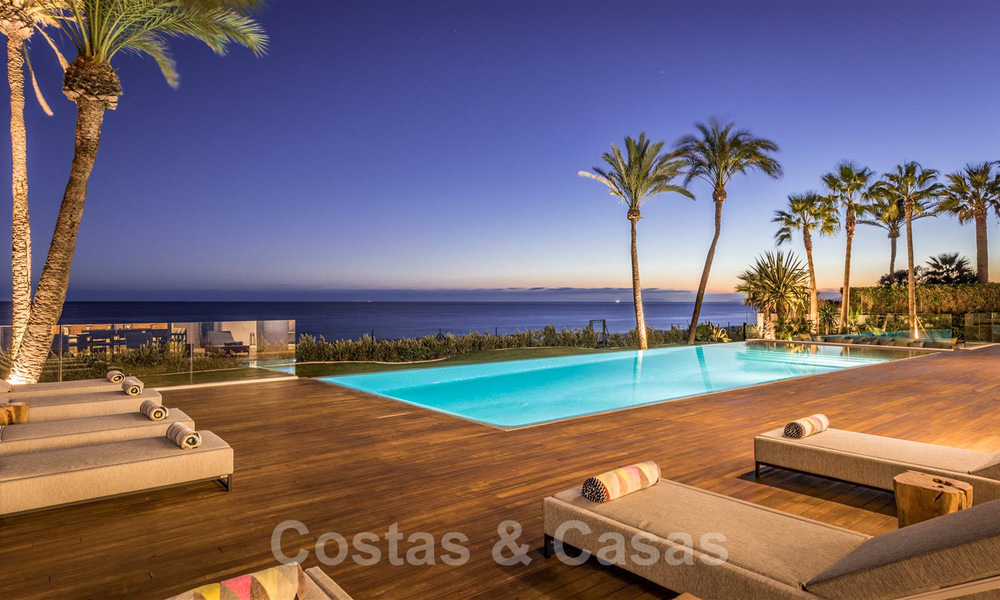Villa moderne et exclusive de première ligne de plage à vendre avec vue panoramique sur la mer sur le New Golden Mile, entre Marbella et Estepona. De retour sur le marché ! 24281