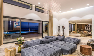Villa moderne et exclusive de première ligne de plage à vendre avec vue panoramique sur la mer sur le New Golden Mile, entre Marbella et Estepona. De retour sur le marché ! 24283 