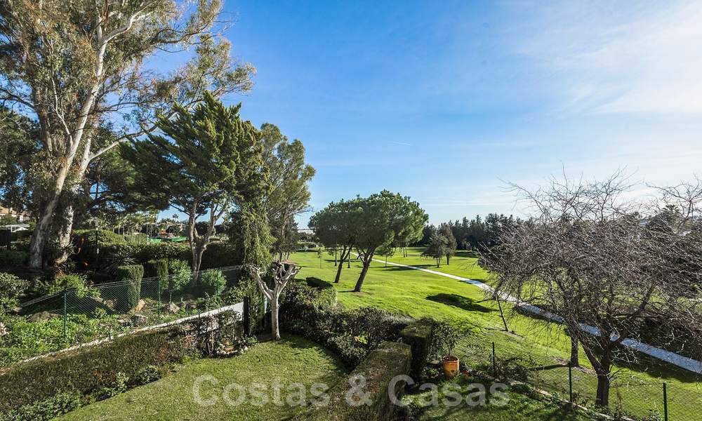 Elégant appartement rénové à vendre, directement sur un terrain de golf de Nueva Andalucia - Marbella 24331