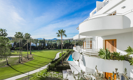 Elégant appartement rénové à vendre, directement sur un terrain de golf de Nueva Andalucia - Marbella 24332