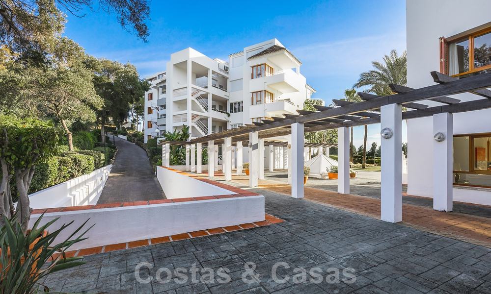 Elégant appartement rénové à vendre, directement sur un terrain de golf de Nueva Andalucia - Marbella 24334
