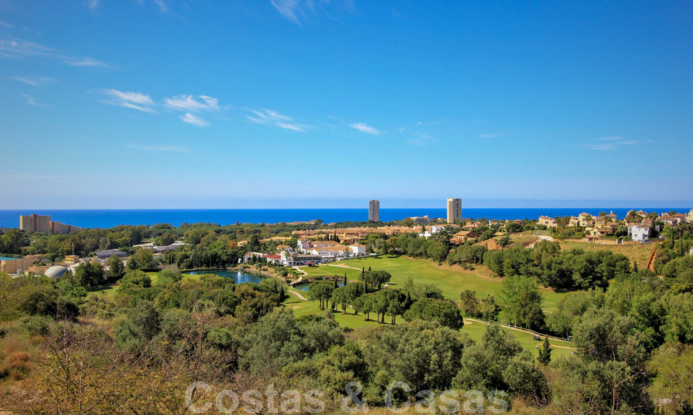 Villas de style méditerranéen et villas jumelées avec vue sur la mer et le golf à Elviria, Marbella 24399