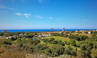 Villas de style méditerranéen et villas jumelées avec vue sur la mer et le golf à Elviria, Marbella 24399 