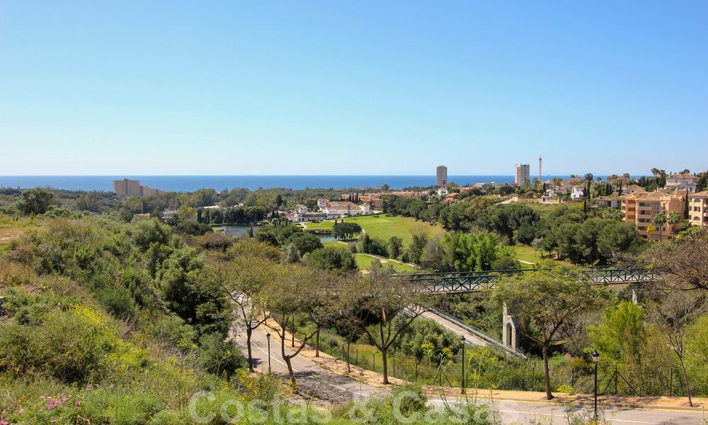 Villas de style méditerranéen et villas jumelées avec vue sur la mer et le golf à Elviria, Marbella 24415