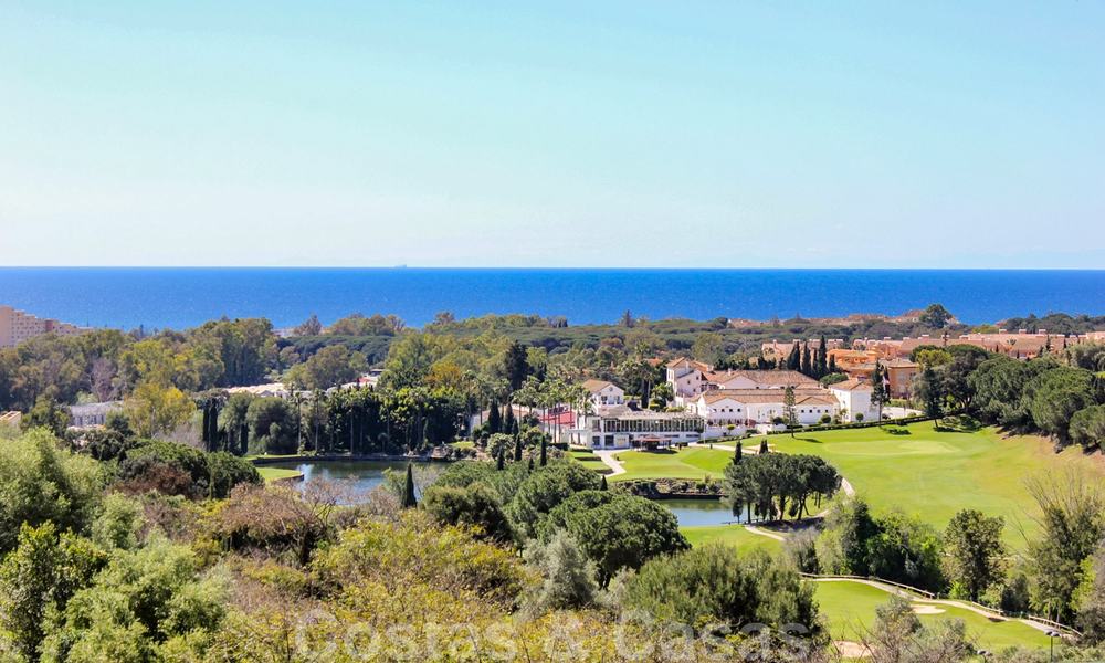 Villas de style méditerranéen et villas jumelées avec vue sur la mer et le golf à Elviria, Marbella 24416