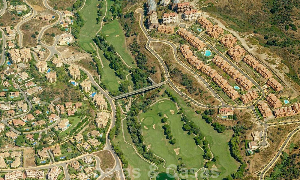 Villas de style méditerranéen et villas jumelées avec vue sur la mer et le golf à Elviria, Marbella 24418