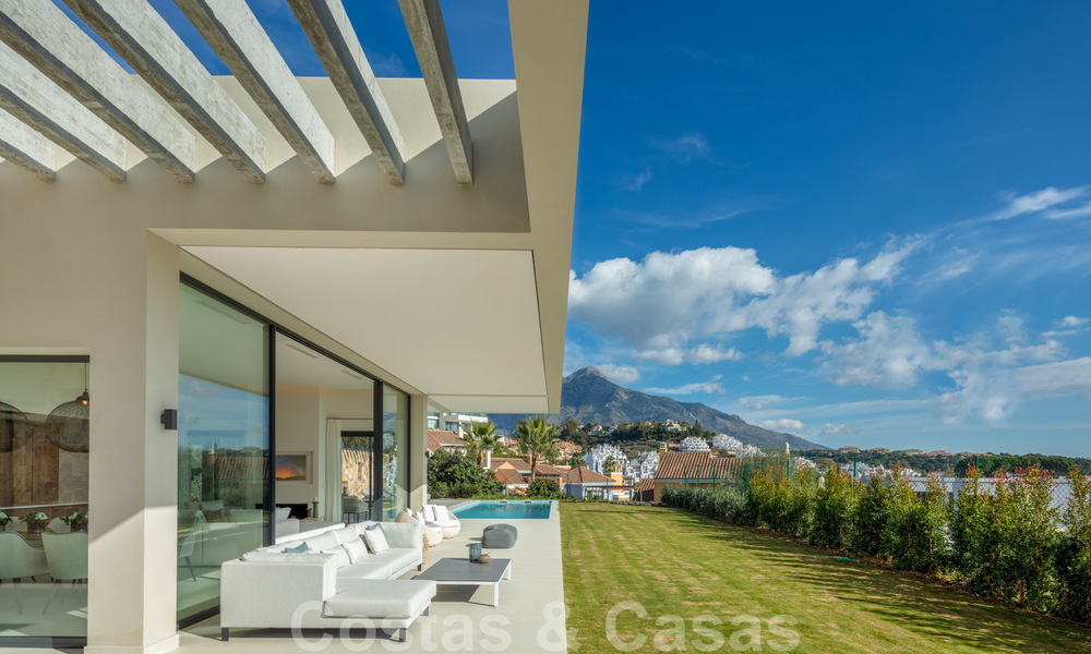 Vente de villas contemporaines modernes de construction récente à Nueva Andalucia, Marbella 24479