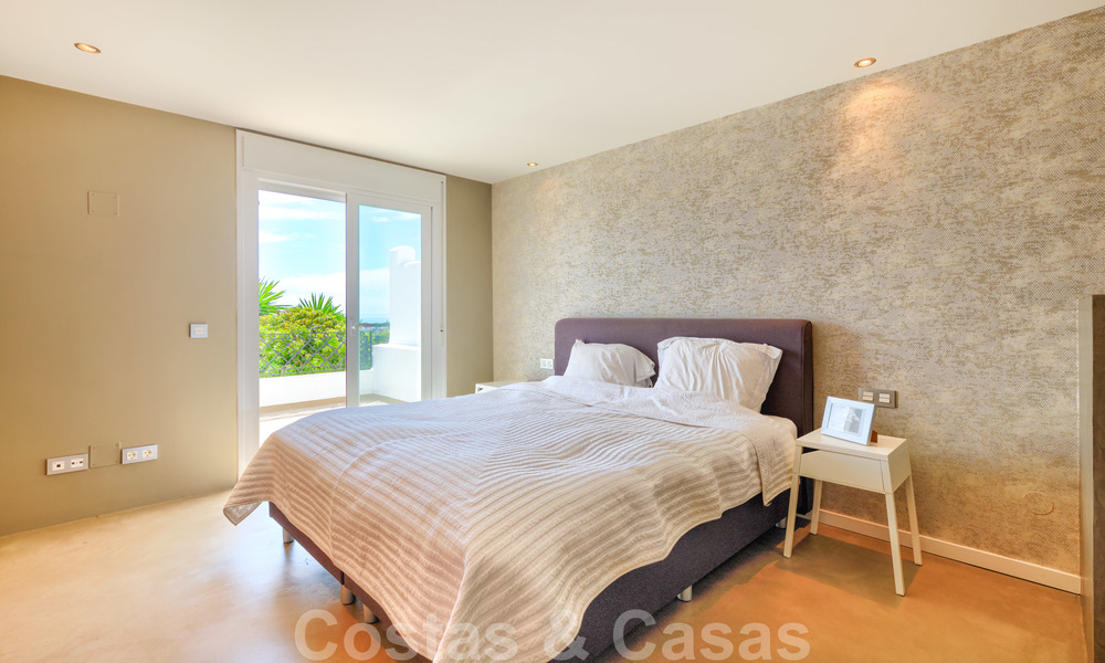 Appartement duplex, rénové dans un style contemporain, à vendre avec vue sur la mer du New Golden Mile entre Marbella et Estepona 24726
