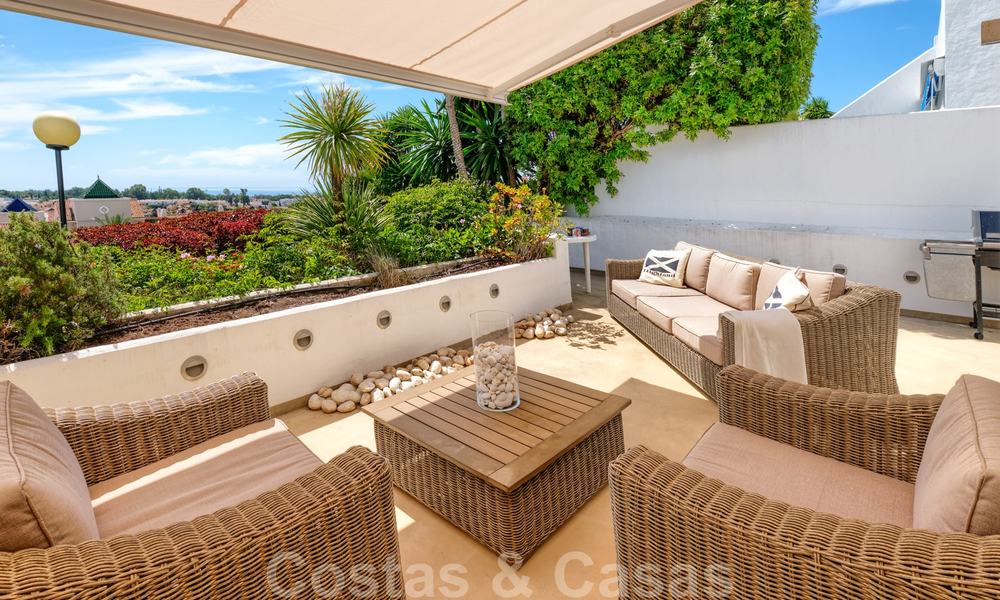Appartement duplex, rénové dans un style contemporain, à vendre avec vue sur la mer du New Golden Mile entre Marbella et Estepona 24730